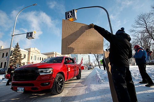 MIKE DEAL / WINNIPEG FREE PRESS
Protesters block the entrance to the Manitoba Legislative building on Broadway Avenue and have parked their trucks along Memorial early Friday morning.
220204 - Friday, February 04, 2022.