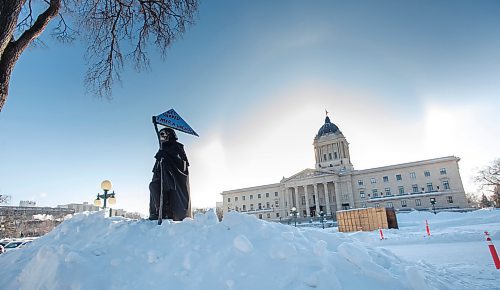 MIKE DEAL / WINNIPEG FREE PRESS
A lone protester dressed as the grim reaper supporting the vaccine mandate stands on a snowbank overlooking the Anti-Vaccine Mandate protest Friday morning in front of the Manitoba Legislative building.
Protesters block the entrance to the Manitoba Legislative building on Broadway Avenue and have parked their trucks along Memorial early Friday morning.
220204 - Friday, February 04, 2022.