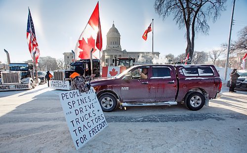 MIKE DEAL / WINNIPEG FREE PRESS
Protesters block the entrance to the Manitoba Legislative building on Broadway Avenue and have parked their trucks along Memorial early Friday morning.
220204 - Friday, February 04, 2022.