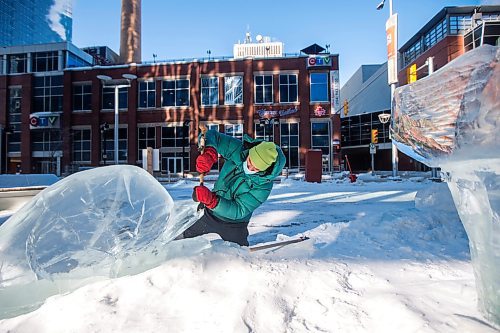 MIKAELA MACKENZIE / WINNIPEG FREE PRESS

Peter Hargraves works on the finishing touches of an ice sculpture of belugas at True North Square in Winnipeg on Friday, Feb. 4, 2022. For Kevin story.
Winnipeg Free Press 2022.