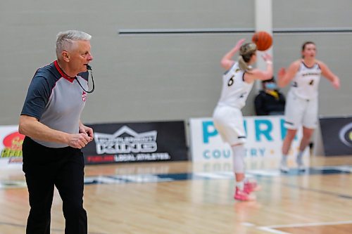 Rick DeGagne refs a Brandon University Bobcats and University of Regina Cougars Canada West women&#x573; basketball game at the Healthy Living Centre Friday, Jan. 14. (Chelsea Kemp/The Brandon Sun)