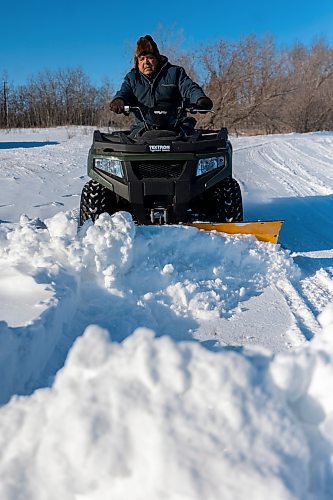 Gary Genaille plows his drive way in Rivers on Wednesday, Jan. 19. (Chelsea Kemp/The Brandon Sun)