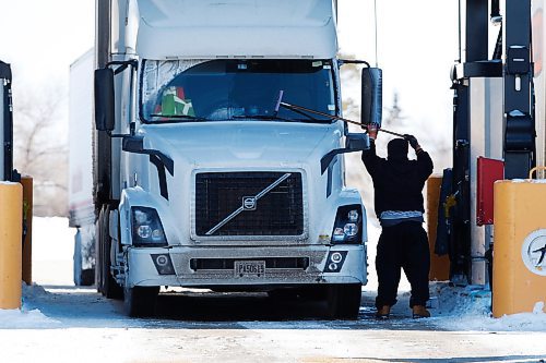 JOHN WOODS / WINNIPEG FREE PRESS
A working driver attends to his truck at a truck stop on Portage Avenue in Headingley, Sunday, February 6, 2022. 

Re: Piche