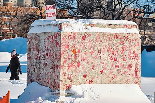 MIKE DEAL / WINNIPEG FREE PRESS
The limestone pedestal for the Queen Victoria statue that was torn down still sits empty.
See Carol Sanders story
220207 - Monday, February 07, 2022.