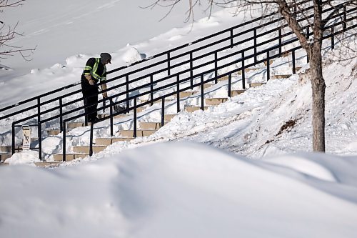 07022021
A worker shovels fresh snow from a staircase outside Westoba Place on Monday. (Tim Smith/The Brandon Sun)