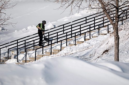 07022021
A worker shovels fresh snow from a staircase outside Westoba Place on Monday. (Tim Smith/The Brandon Sun)