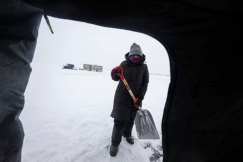 PRABHJOT SINGH / WINNIPEG FREE PRESS

LAKE WINNIPEG NEAR RIVERTON &#x460;
Ice fishing with Joe Kim and Bill Kitching 

- story by AV Kitching