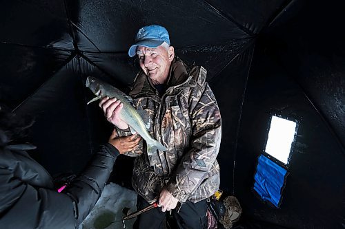 PRABHJOT SINGH / WINNIPEG FREE PRESS

LAKE WINNIPEG NEAR RIVERTON &#x460;
Ice fishing with Joe Kim and Bill Kitching 

- story by AV Kitching