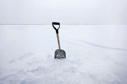 PRABHJOT SINGH / WINNIPEG FREE PRESS

LAKE WINNIPEG NEAR RIVERTON &#x2014; 
Ice fishing with Joe Kim and Bill Kitching 

- story by AV Kitching