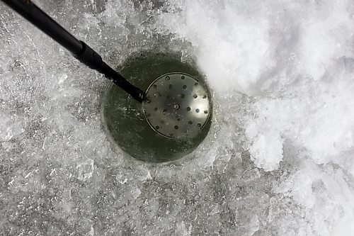 PRABHJOT SINGH / WINNIPEG FREE PRESS

LAKE WINNIPEG NEAR RIVERTON &#x460;
Ice fishing with Joe Kim and Bill Kitching 

- story by AV Kitching