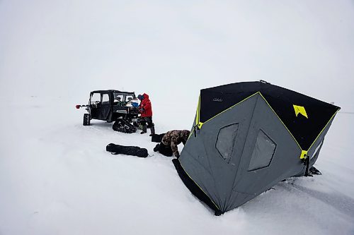 PRABHJOT SINGH / WINNIPEG FREE PRESS

LAKE WINNIPEG NEAR RIVERTON &#x2014; 
Ice fishing with Joe Kim and Bill Kitching 

- story by AV Kitching