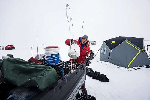 PRABHJOT SINGH / WINNIPEG FREE PRESS

LAKE WINNIPEG NEAR RIVERTON &#x460;
Ice fishing with Joe Kim and Bill Kitching 

- story by AV Kitching