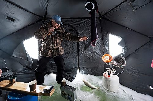 PRABHJOT SINGH / WINNIPEG FREE PRESS

LAKE WINNIPEG NEAR RIVERTON &#x460;
Ice fishing with Joe Kim and Bill Kitching 

- story by AV Kitching