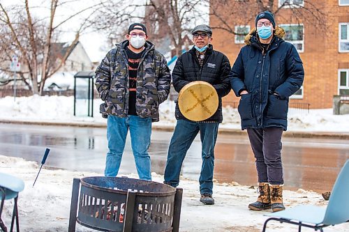 MIKAELA MACKENZIE / WINNIPEG FREE PRESS

Davey Cole (left), George Spence, and Levi Foy pose for a portrait by a warming fire at Sunshine House in Winnipeg on Tuesday, Feb. 8, 2022. For Eva Wasney story.
Winnipeg Free Press 2022.