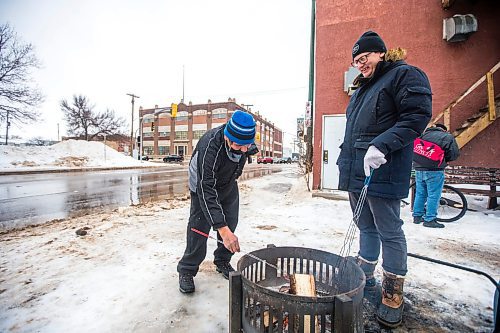 MIKAELA MACKENZIE / WINNIPEG FREE PRESS

Joey Hunter (left) and Levi Foy stand around a warming fire at Sunshine House in Winnipeg on Tuesday, Feb. 8, 2022. For Eva Wasney story.
Winnipeg Free Press 2022.