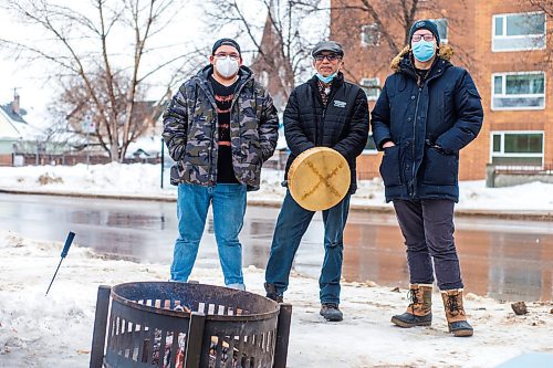 MIKAELA MACKENZIE / WINNIPEG FREE PRESS

Davey Cole (left), George Spence, and Levi Foy pose for a portrait by a warming fire at Sunshine House in Winnipeg on Tuesday, Feb. 8, 2022. For Eva Wasney story.
Winnipeg Free Press 2022.