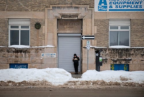 JESSICA LEE / WINNIPEG FREE PRESS

Gurnoor Thind, who recently moved from Toronto to Winnipeg, takes a selfie to show friends the amount of snow in her new home on February 8, 2022 in the Exchange District.






