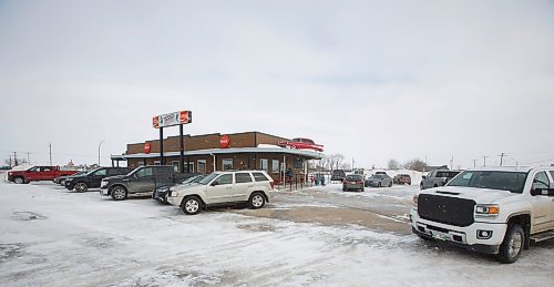 MIKE DEAL / WINNIPEG FREE PRESS
A full parking lot at Twisters in Winkler, MB, where the owners have decided not to enforce any pandemic mandates.
See Malak Abas story
220209 - Wednesday, February 09, 2022.