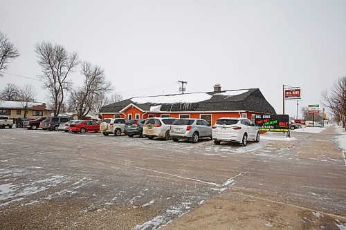 MIKE DEAL / WINNIPEG FREE PRESS
A full parking lot at Del Rios restaurant in Winkler, MB, where it is believed that they are not enforcing any pandemic mandates.
See Malak Abas story
220209 - Wednesday, February 09, 2022.