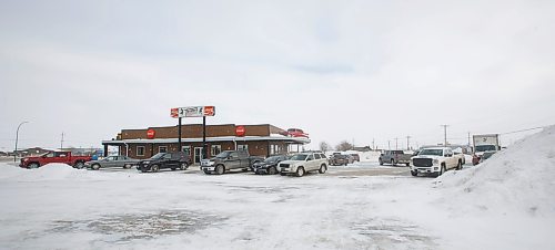 MIKE DEAL / WINNIPEG FREE PRESS
A full parking lot at Twisters in Winkler, MB, where the owners have decided not to enforce any pandemic mandates.
See Malak Abas story
220209 - Wednesday, February 09, 2022.