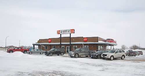 MIKE DEAL / WINNIPEG FREE PRESS
A full parking lot at Twisters in Winkler, MB, where the owners have decided not to enforce any pandemic mandates.
See Malak Abas story
220209 - Wednesday, February 09, 2022.