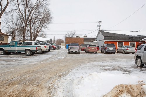 MIKE DEAL / WINNIPEG FREE PRESS
A full parking lot at Del Rios restaurant in Winkler, MB, where it is believed that they are not enforcing any pandemic mandates.
See Malak Abas story
220209 - Wednesday, February 09, 2022.