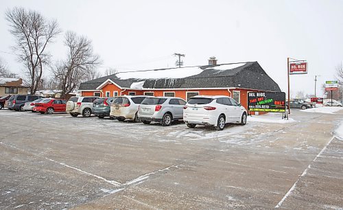 MIKE DEAL / WINNIPEG FREE PRESS
A full parking lot at Del Rios restaurant in Winkler, MB, where it is believed that they are not enforcing any pandemic mandates.
See Malak Abas story
220209 - Wednesday, February 09, 2022.