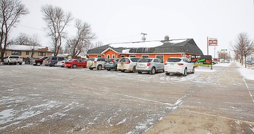 MIKE DEAL / WINNIPEG FREE PRESS
A full parking lot at Del Rios restaurant in Winkler, MB, where it is believed that they are not enforcing any pandemic mandates.
See Malak Abas story
220209 - Wednesday, February 09, 2022.