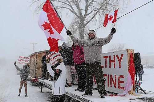 GRANT BURR / WINNIPEG FREE PRESS
Steinbach Regional Secondary School students and supporters protest against provincial COVID mandates Thursday, February 10, 2022