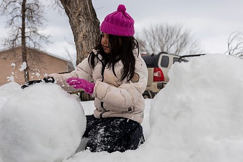 DO YOU WANT TO BUILD A SNOWMAN: Bernadine, 8, and Brea, 5, Moose build a snowman in their front yard Thursday. (Chelsea Kemp/The Brandon Sun)