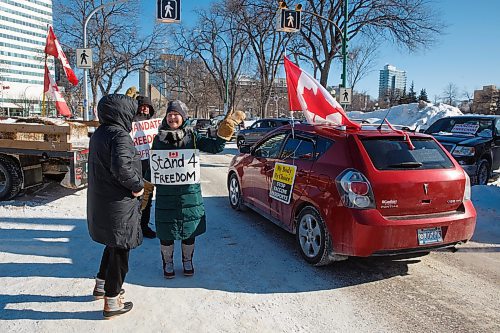 MIKE DEAL / WINNIPEG FREE PRESS
Protestors at Broadway and Memorial Friday morning. 
220211 - Friday, February 11, 2022.