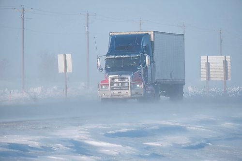 MIKE DEAL / WINNIPEG FREE PRESS
Vehicles emerge from the blowing snow on the Trans-Canada Highway early Friday morning.
220211 - Friday, February 11, 2022.