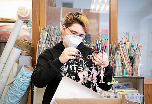 JESSICA LEE / WINNIPEG FREE PRESS

Sol Roussin, a volunteer, looks at donations at the Arts Junktion headquarters in the Exchange District on February 10, 2022.

Reporter: Brenda








