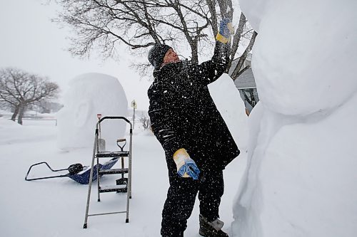 JOHN WOODS / WINNIPEG FREE PRESS
Ed Sanchez works on snow sculptures in his front yard on Airlies, Sunday, February 13, 2022. Sanchez makes the sculptures every year, including a &#x482;lake Wheeler&#x4e0;he did last year, and invites people to come take photos

Re: standup