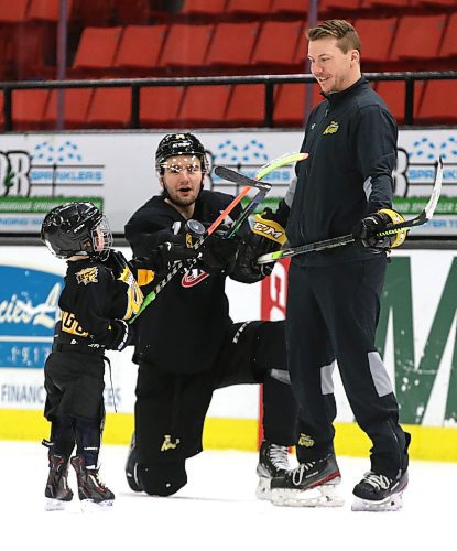 Four-year-old Finn Derlago, Brandon Wheat Kings defenceman Vincent Iorio and Finn's father, Wheat Kings assistant coach Mark Derlago, keep an eye on the puck in the air following practice on Sunday afternoon. (Perry Bergson/The Brandon Sun)
Feb. 13, 2022