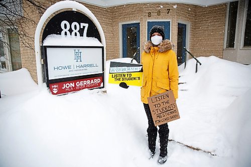 MIKE DEAL / WINNIPEG FREE PRESS
Brie Villeneuve, a Grade 12 student at Grant Park High School and a member of MB Students for COVID Safety outside Liberal MLA Jon Gerrard's constituency office Tuesday afternoon.
See Maggie Macintosh story
220215 - Tuesday, February 15, 2022.