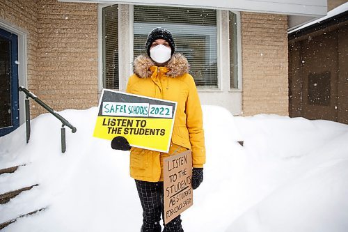 MIKE DEAL / WINNIPEG FREE PRESS
Brie Villeneuve, a Grade 12 student at Grant Park High School and a member of MB Students for COVID Safety outside Liberal MLA Jon Gerrard's constituency office Tuesday afternoon.
See Maggie Macintosh story
220215 - Tuesday, February 15, 2022.