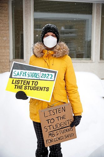 MIKE DEAL / WINNIPEG FREE PRESS
Brie Villeneuve, a Grade 12 student at Grant Park High School and a member of MB Students for COVID Safety outside Liberal MLA Jon Gerrard's constituency office Tuesday afternoon.
See Maggie Macintosh story
220215 - Tuesday, February 15, 2022.