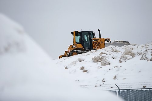 JOHN WOODS / WINNIPEG FREE PRESS
A front end loader pushes snow around at a city dump site on St James Tuesday, February 15, 2022. Lots of snow has fallen in Winnipeg.

Re: Pindera