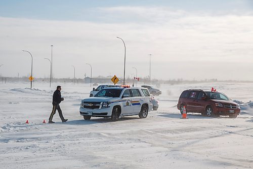 MIKE DEAL / WINNIPEG FREE PRESS
RCMP move their vehicles into positions prior to the press conference as trucks continue blocking the border crossing at Emerson, MB.
220216 - Wednesday, February 16, 2022.