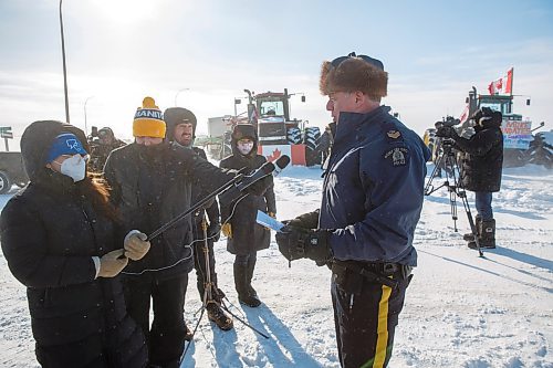 MIKE DEAL / WINNIPEG FREE PRESS
Sgt. Paul Manaigre, Manitoba RCMP talks to the media as trucks continue blocking the border crossing at Emerson, MB.
220216 - Wednesday, February 16, 2022.