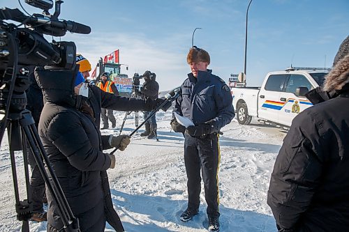 MIKE DEAL / WINNIPEG FREE PRESS
Sgt. Paul Manaigre, Manitoba RCMP talks to the media as trucks continue blocking the border crossing at Emerson, MB.
220216 - Wednesday, February 16, 2022.