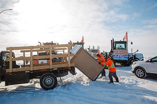 MIKE DEAL / WINNIPEG FREE PRESS
Protestors blocking the border crossing start dismantling their blockade at Emerson, MB.
220216 - Wednesday, February 16, 2022.