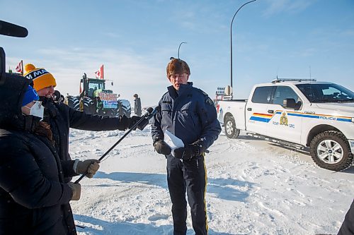 MIKE DEAL / WINNIPEG FREE PRESS
Sgt. Paul Manaigre, Manitoba RCMP talks to the media as trucks continue blocking the border crossing at Emerson, MB.
220216 - Wednesday, February 16, 2022.