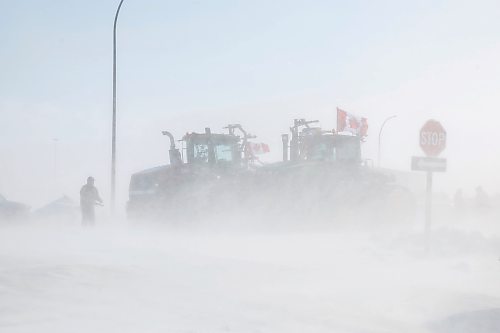 MIKE DEAL / WINNIPEG FREE PRESS
Trucks blocking the border crossing at Emerson, MB.
220216 - Wednesday, February 16, 2022.