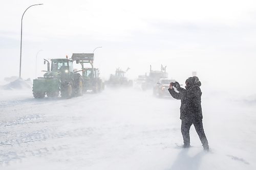 MIKE DEAL / WINNIPEG FREE PRESS
Protesters start leaving the blockade at the border crossing at Emerson, MB.
220216 - Wednesday, February 16, 2022.