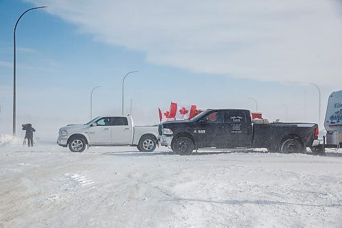 MIKE DEAL / WINNIPEG FREE PRESS
Protesters start leaving the blockade at the border crossing at Emerson, MB.
220216 - Wednesday, February 16, 2022.