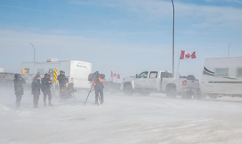 MIKE DEAL / WINNIPEG FREE PRESS
Protesters start leaving the blockade at the border crossing at Emerson, MB.
220216 - Wednesday, February 16, 2022.