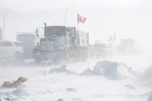 MIKE DEAL / WINNIPEG FREE PRESS
Protesters start leaving the blockade at the border crossing at Emerson, MB.
220216 - Wednesday, February 16, 2022.