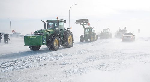 MIKE DEAL / WINNIPEG FREE PRESS
Protesters start leaving the blockade at the border crossing at Emerson, MB.
220216 - Wednesday, February 16, 2022.